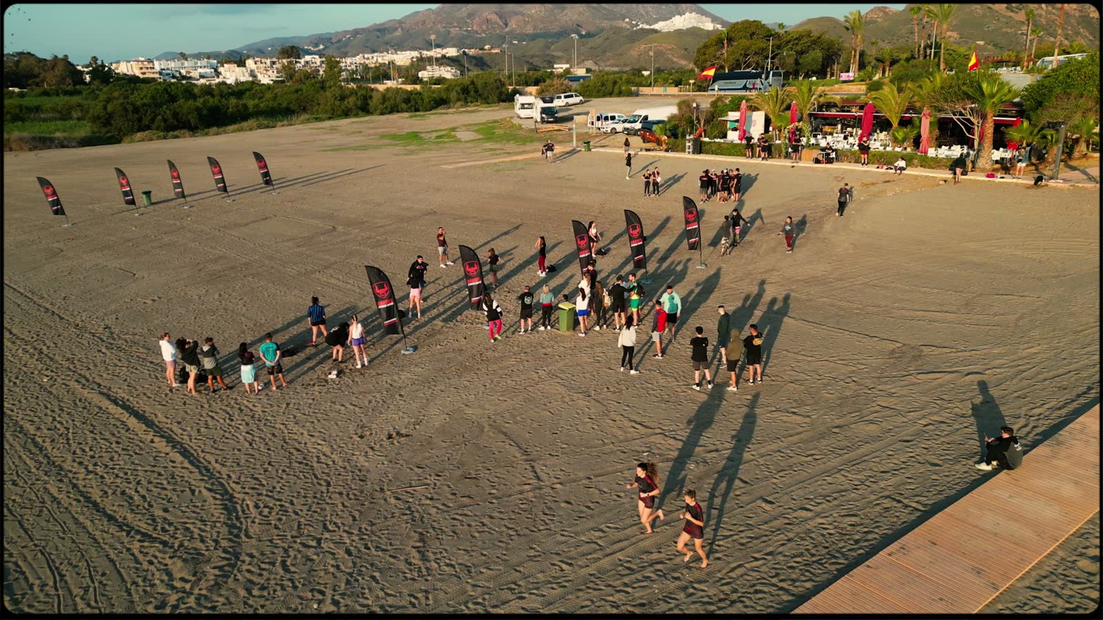 WOD al amanecer en la playa con banderas Bravus